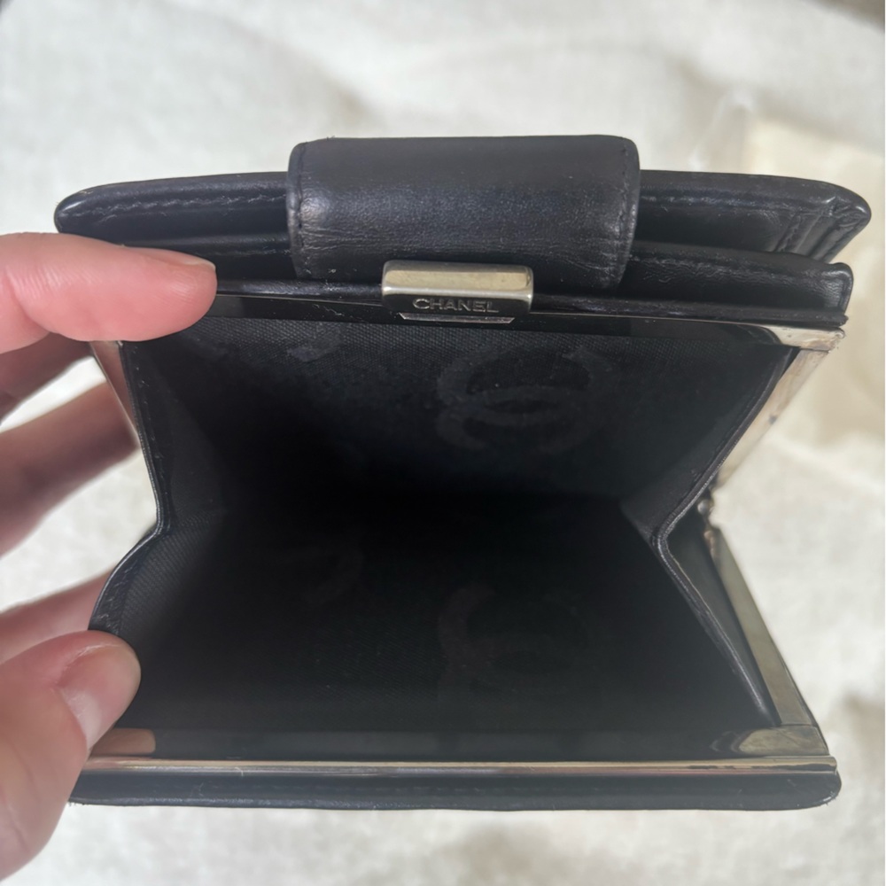 Vintage CHANEL Black Quilted Kisslock Leather Wallet - Picture 13 of 15